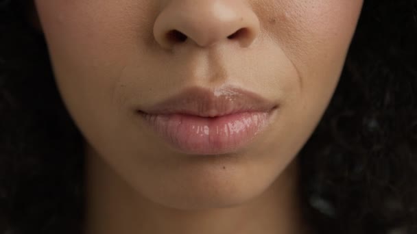 Πολυεθνική Κοπέλα Γεμάτα Όμορφα Ροζ Χείλη Όμορφα Γυναικεία Χείλη Φυσικά — Αρχείο Βίντεο