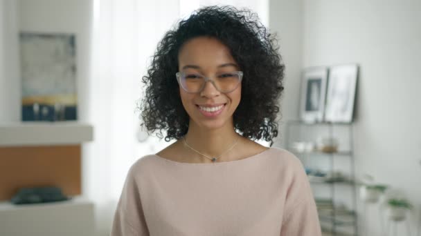 Primer Plano Retrato Señora Elegante Inteligente Gafas Moda Mujer Raza — Vídeos de Stock