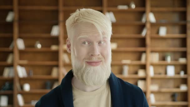 Primo Piano Volto Sorpreso Albino Uomo Ufficio Ragazzo Biondo Che — Video Stock