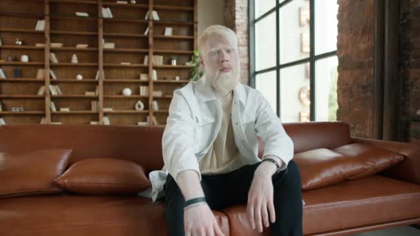 Deprimerad Albinokille Som Sitter Lädersoffan Loftinteriören Upprörd Affärsman Som Känner — Stockvideo