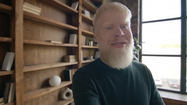 Uomo Affari Albino Amichevole Che Agita Mano Alla Macchina Fotografica — Video Stock