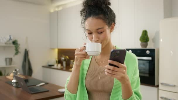 부엌에서 스마트폰을 커피를 마시고 스마트 인터넷에서 상품을 온라인 슬로우 — 비디오