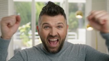 Başardım, kazandım, aman Tanrım, vay canına. Aşırı heyecanlı, olgun sakallı bir adam büyük gözleriyle kameraya bakarken şaşırdı, zaferle şok oldu. Heyecanlı adamın portresi iyi haberi kutluyor ve evinde 4 bin kazanıyor.