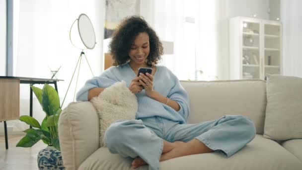 Rasové Děvče Používá Mobilní Telefon Sledování Sociálních Médií Sedí Doma — Stock video