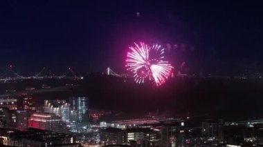 San Francisco körfezi üzerinde güzel renkli havai fişekler. Geceleyin modern şehirde soyut arka plan için kutlama. Hava konsepti Yeni Yıl Kutlaması, 4 Temmuz, Bağımsızlık Günü geçmişi, ABD