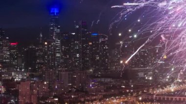 4 Temmuz 'da San Francisco' da havai fişek gösterisi. Amerika 'nın yeni yıl havai fişekleri San Francisco Körfezi, Batı Sahili, Kaliforniya Amerikan İHA' sında. Gece Şehir Sahnesi Bağımsızlık Günü Kutlaması