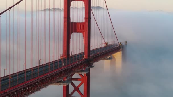 汽车驶过红桥 满载着美丽的白云 卡尔雾飘浮在旧金山慢镜头下的红桥主要地标下 加州美国 空中视频电影金门大桥 — 图库视频影像