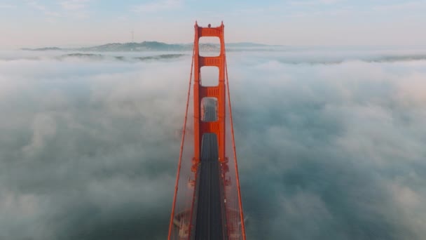 卡尔雾飘浮在旧金山慢镜头下的红桥主要地标下 加州美国 空中视频电影金门大桥 汽车驶过红桥 满载着美丽的白云 — 图库视频影像
