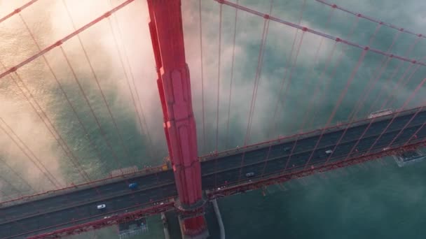 日落时电影 的令人叹为观止的天线 汽车驶过红桥 满载着风景如画的云彩 美国旧金山红桥主要地标下的雾气卡尔4K — 图库视频影像