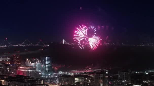 旧金山海湾上空美丽的五彩缤纷的烟火 在现代城市的夜晚庆祝抽象的背景 庆祝新年的空中概念 7月4日 美国独立日背景 — 图库视频影像