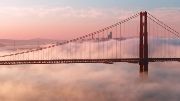 对美国主要地标的令人震惊的观点 旅游背景 闪烁着电影般的粉色云彩的史诗般的风景飘扬在三藩市背景下的美丽的红色金门大桥周围 — 图库视频影像