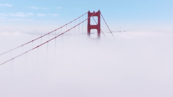 美国加利福尼亚州旧金山金门大桥高耸的红色塔楼周围的白色浓雾的电影胶片 世界著名地标在晴天4K的史诗般的壮丽景色 — 图库视频影像