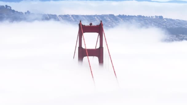 旧金山的地标在多云的晴天 近距离俯瞰红色的金门大桥和旧金山的山丘背景 电影中的红桥在白雾之上升起 旅游背景 — 图库视频影像