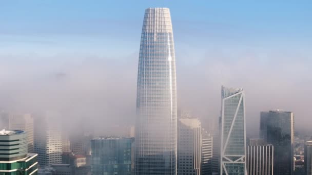 Etablering Luftutsikt San Francisco Skyer Tåke Med Moderne Glass Skyskrapere – stockvideo