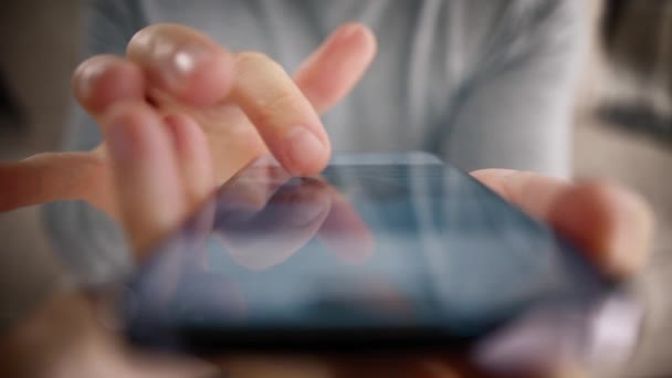 在互联网图书馆浏览电影视频 在网上观看电影 慢动作的男性手指触摸现代智能手机屏幕4K 在手机设备上的移动应用程序中对人卷页面进行电影特写 — 图库视频影像