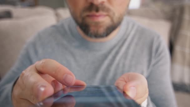 Бородатый Мужчина Смотрит Экран Мобильного Телефона Просматривает Социальные Сети Закрыть — стоковое видео