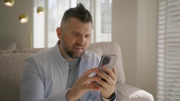 Sms Mesajı Alan Yakışıklı Bir Adam Fırsat Sunuyor Kafkasyalı Mutlu — Stok video