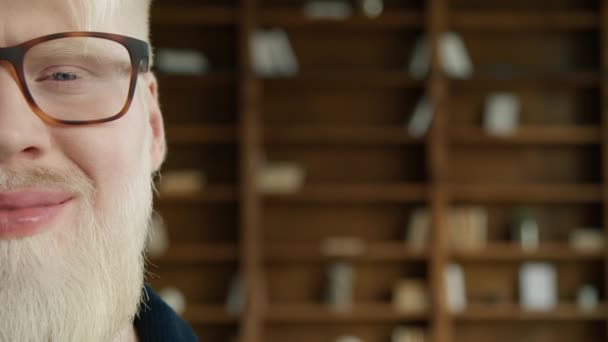 Halvt Ansigt Portræt Smilende Albino Forretningsmand Glædelig Fyr Briller Poserer – Stock-video