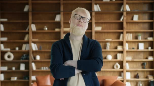 Porträt Eines Albino Mannes Der Büro Posiert Schöner Geschäftsmann Der — Stockvideo