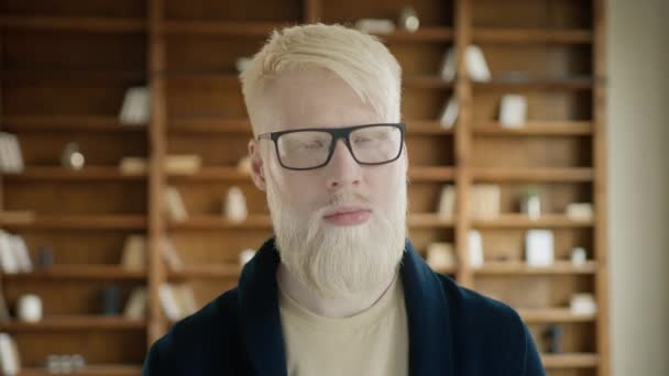 Primo Piano Dell Uomo Affari Albino Che Saluta Testa Ufficio — Video Stock