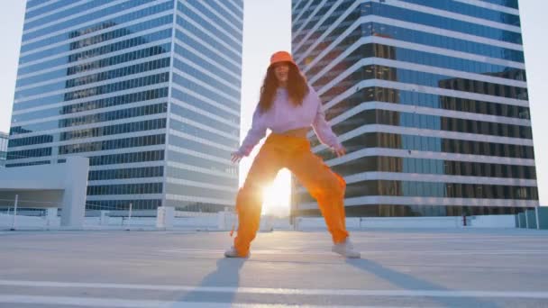 Ainda Câmera Red Tiro Feliz Moda Feminina Ouvir Música Moderna — Vídeo de Stock