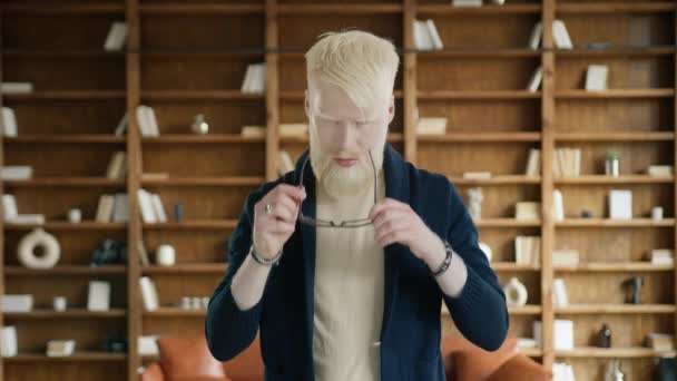 Uomo Affari Albino Indossa Occhiali Alla Moda Ufficio Uomo Sicuro — Video Stock