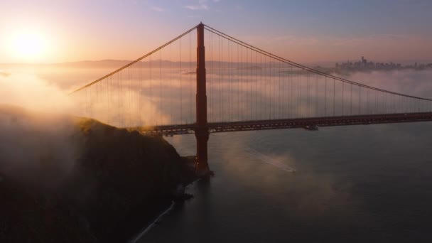 日出在美国西海岸的旧金山市上空 电影空中的金桥轮廓 现代旧金山市中心的天际线被粉红的雾所覆盖 — 图库视频影像