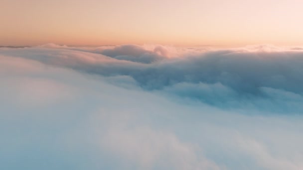 Vliegen Laag Boven Pluizig Pastelwit Roze Wolken Heldere Blauwe Lucht — Stockvideo