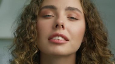 Çekici, baştan çıkarıcı dudaklar, güzel bir gülümseme, mutlu, genç bir yetişkin. 20 'li yaşlarda güzel bir kadın. Moda portresi ağır çekim. Kapalı portre güzel melez kız flört ederek gülümsüyor.