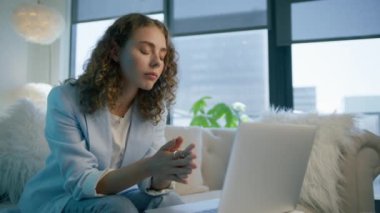 Genç zeki girişimci bayan internette önemli bir projeyi tartışıyor dizüstü bilgisayardaki webcam 'e bakıyor. Video uygulamaları kullanarak uzaktan iletişim kavramı. Merkez ofisten çalışanlar. İş sohbeti 4K
