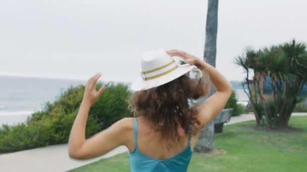Kırmızı Kamera Okyanus Parkında Koşan Mavi Elbiseli Kızı Takip Ediyor — Stok video