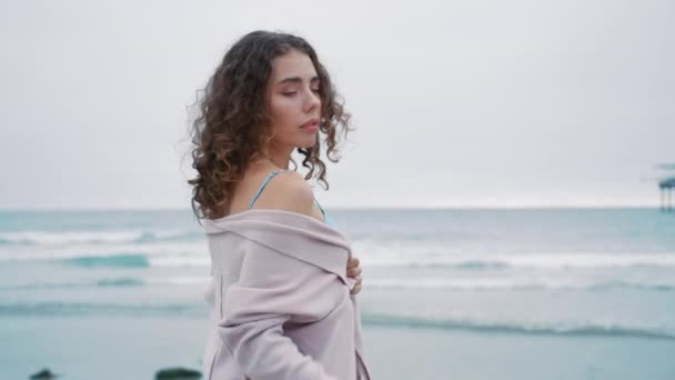 Mode Model Rood Camera Prachtig Meisje Poseert Oceaan Emotioneel Kijkend — Stockvideo