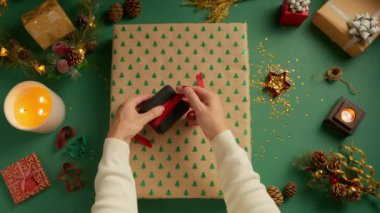 En tepeden bakan adam, karısı, arkadaşları ve akrabaları için Noel hediyesi paketliyor. Kız arkadaşın için erkek eli Noel hediyelerini paketle. Noel süslemeleri, festival sezonu için hazırlık, RED çekimi