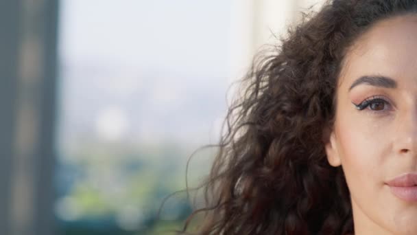 Happy Millennial Mädchenporträt Mit Wind Weht Lockigen Haaren Halbgesicht Porträt — Stockvideo