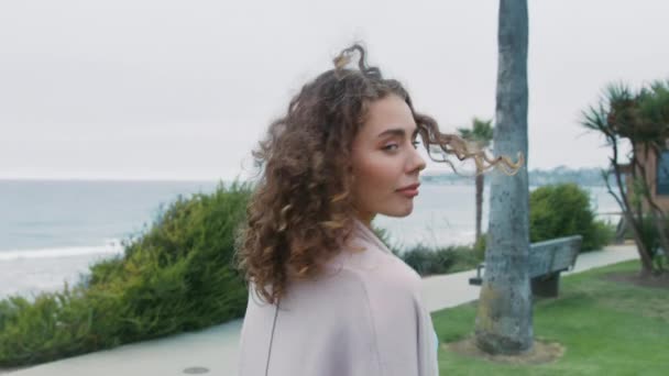 Atrakcyjna Młoda Modna Kobieta Odwraca Się Latającymi Kręconymi Włosami Patrząc — Wideo stockowe