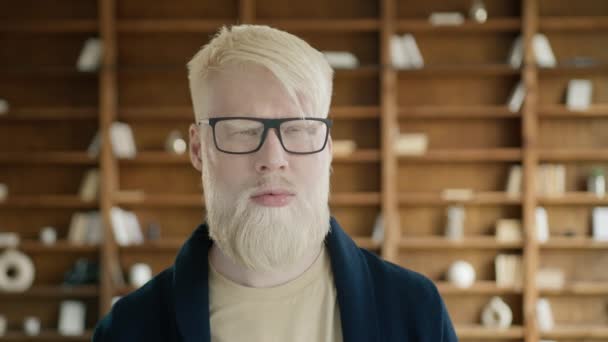 Retrato Del Hombre Albino Girando Cabeza Lado Lado Sorprendido Hombre — Vídeo de stock