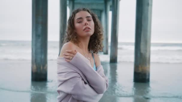 Modèle Mode Posant Seul Portrait Plein Air Confiant Jeune Femme — Video