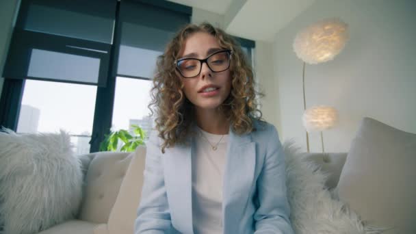 Verwirrte Geschäftsfrau Spricht Einer Telefonkonferenz Vor Laufender Kamera Selbstbewusste Bewerberin — Stockvideo