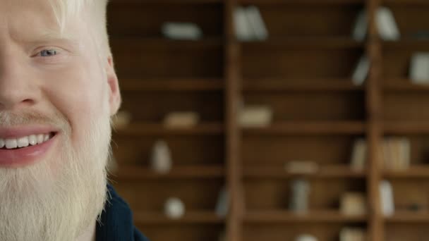 Casual Positieve Albino Man Voor Tandheelkundige Achtergrond Close Portret Van — Stockvideo