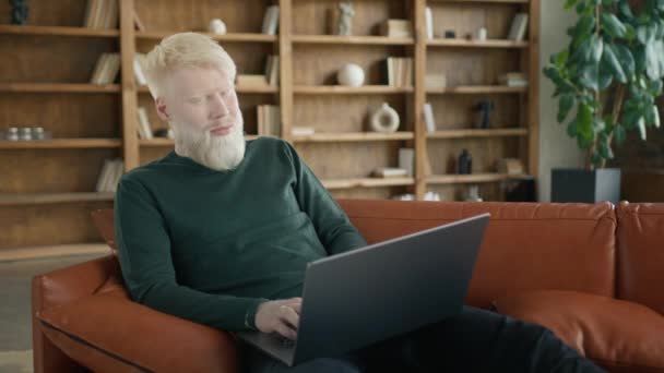 Porträt Eines Lächelnden Blonden Bärtigen Unternehmers Der Seiner Loft Wohnung — Stockvideo