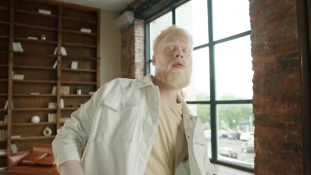 사람들이 동작으로 수염을 표현주의적 남자가 인테리어 도서관을 로프트 스튜디오에서 댄스를 — 비디오