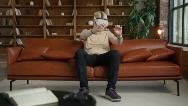 Man Kunstenaar Draagt Augmented Reality Headset Werken Aan Abstracte Kunst — Stockvideo