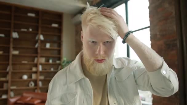 Ung Uttrycksfull Blond Man Med Skägg Utför Konstiga Danssteg Loft — Stockvideo