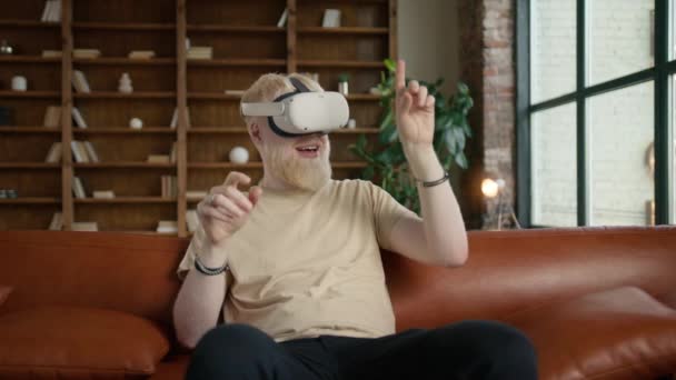 Vousatý Blonďák Sluchátkách Úsměvem Rozhlíží Futuristickém Kyberprostoru Metaverze Obývacím Pokoji — Stock video