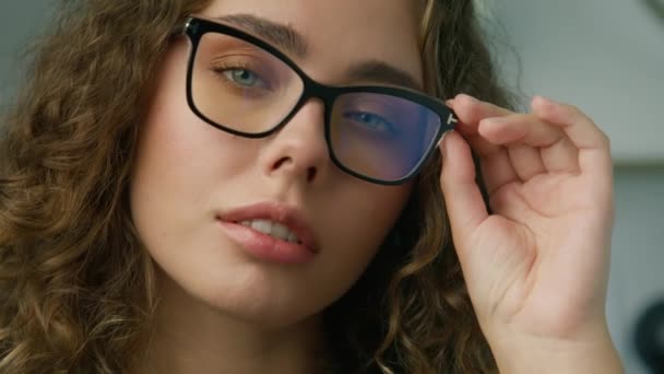 Giovane Donna Intelligente Con Gli Occhi Azzurri Guardando Nella Fotocamera — Video Stock