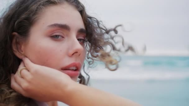 Κοντινό Πλάνο Πανέμορφο Μοντέλο Ομορφιάς Ματιά Στην Κάμερα Στην Παραλία — Αρχείο Βίντεο