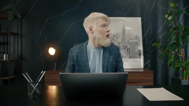 Serieuze Albino Ondernemer Met Behulp Van Laptop Computer Het Kantoor — Stockvideo