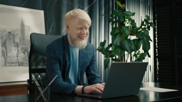Empreendedor Albino Sorridente Lendo Boas Notícias Tela Laptop Ceo Feliz — Vídeo de Stock