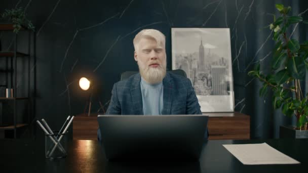 Empresário Albino Sobrecarregado Usando Laptop Escritório Homem Negócios Cansado Fechando — Vídeo de Stock