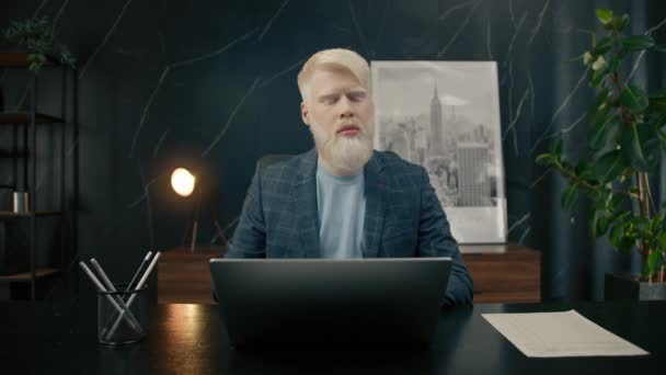 Utmattad Albino Affärsman Som Arbetar Bärbar Dator Kontoret Manlig Entreprenör — Stockvideo